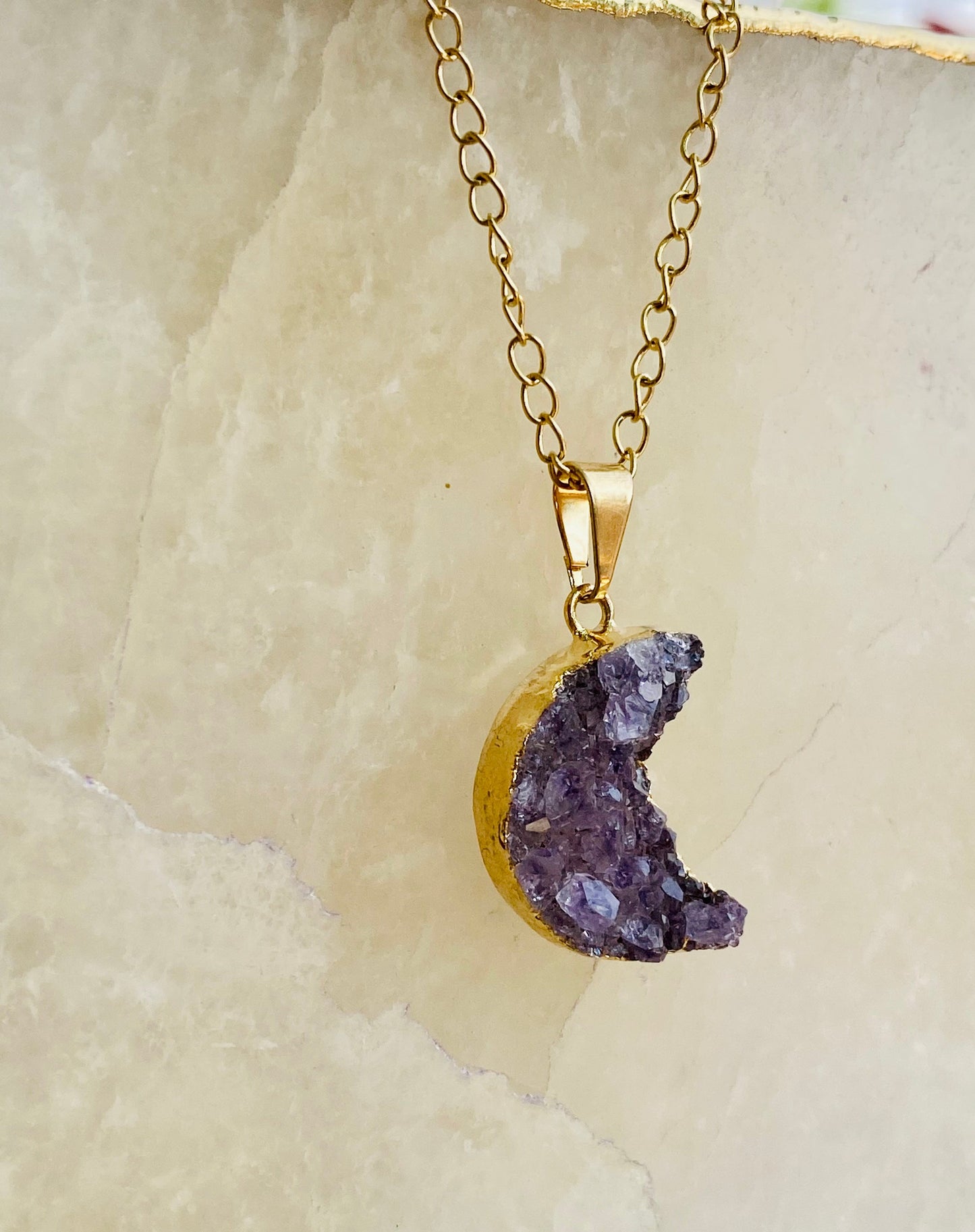 Pendentif Lune Violette en Pierre Brute d'Améthyste