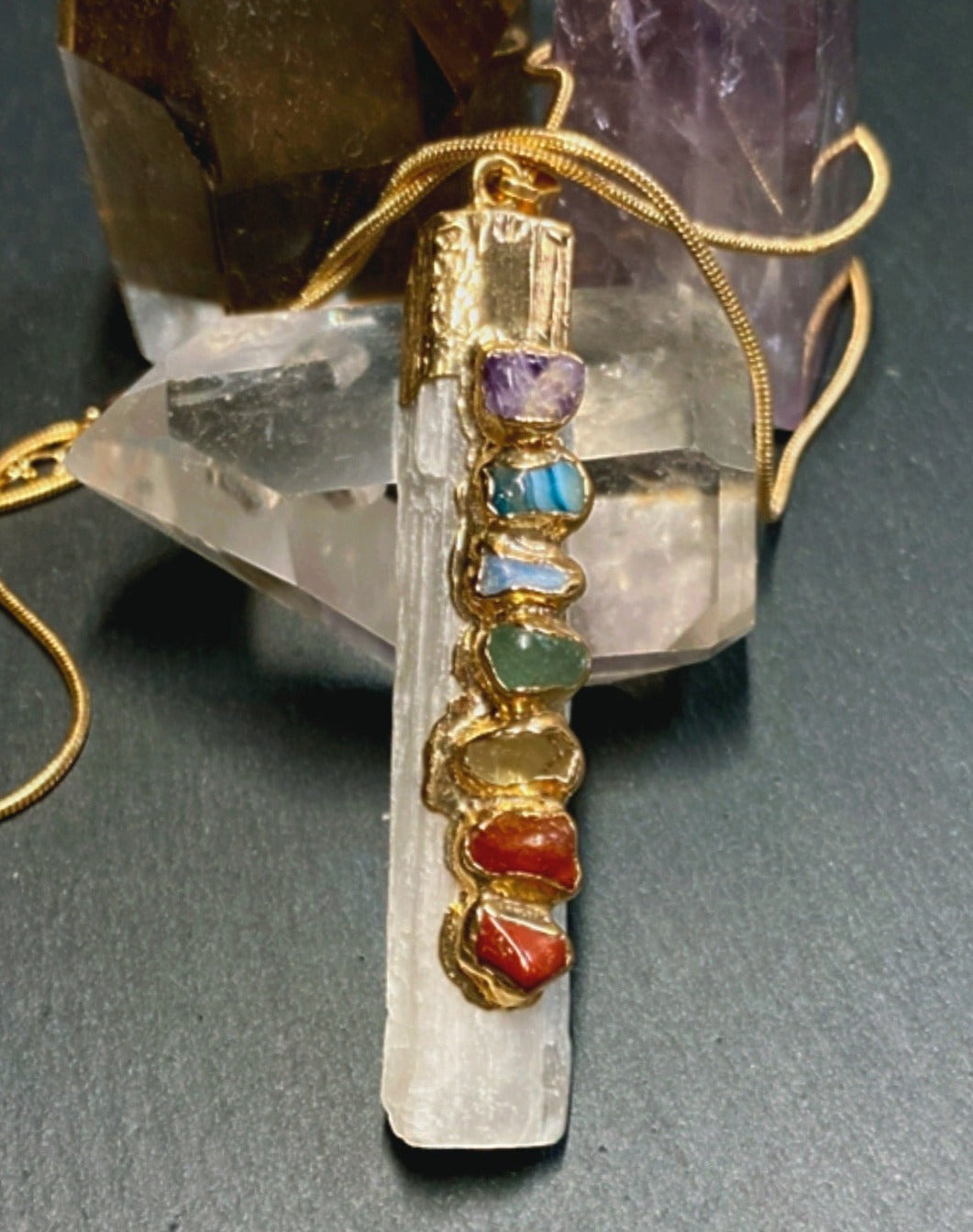 Pendentif Eveil 7 Chakras en pierre brute Sélénite