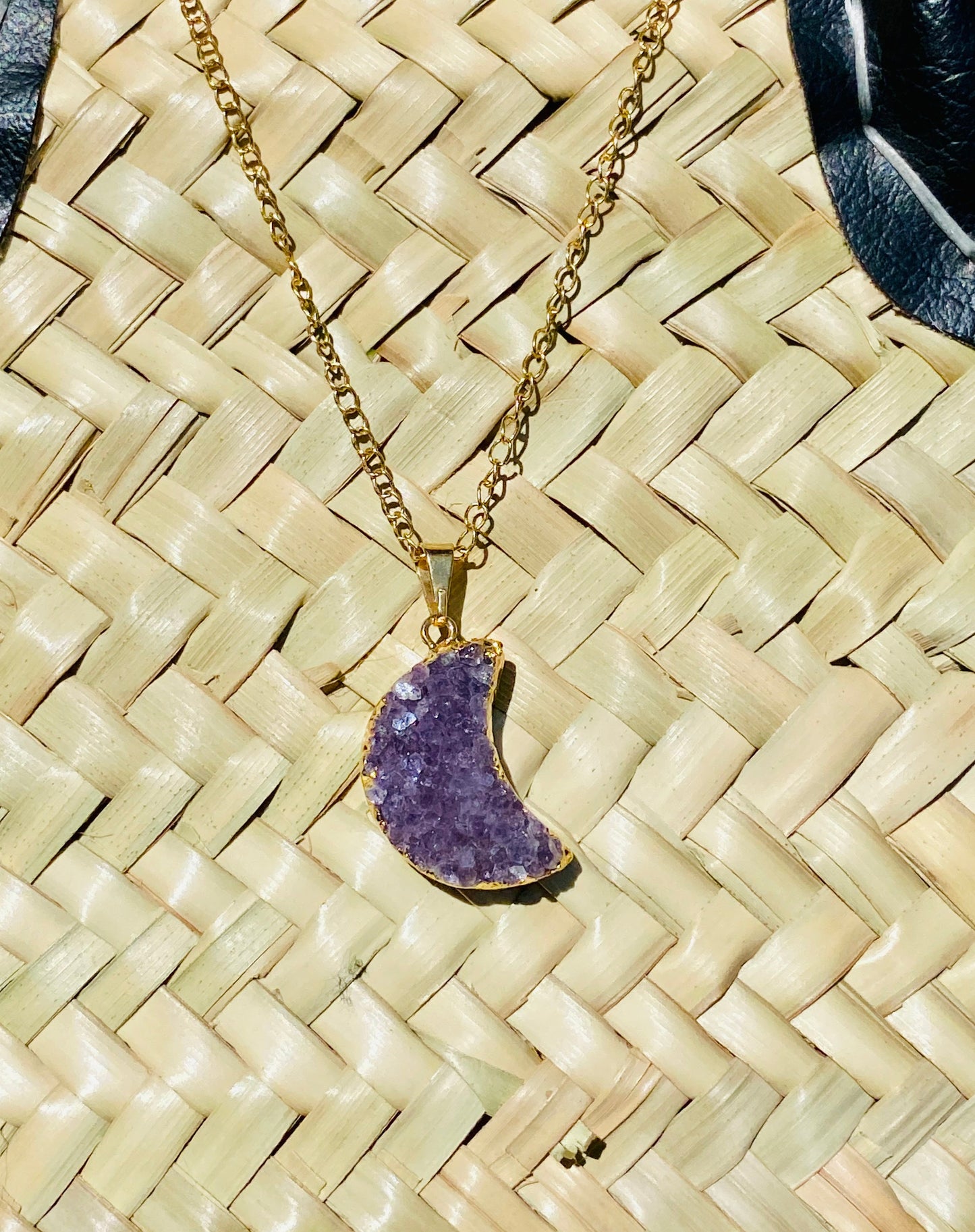 Pendentif Lune Violette en Pierre Brute d'Améthyste